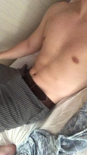 Ung kille med skön kuk öppen för allt! - Escort Killar i Stockholm